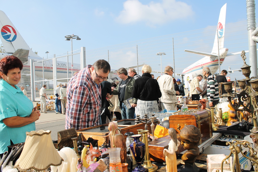 Großer Flughafen Trödelmarkt mit Tag des offenen Flughafens in 01109
